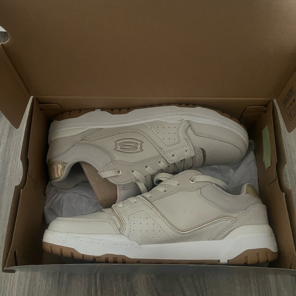 Cool- Class Sketchers, Natural Colors Size 6 in Big Kids